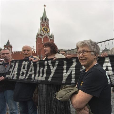 Idealna Rosjanka? Zatrzymuje konie, kosi łąkę i postanawia protestować nawet pod groźbą kary