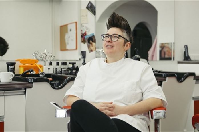 Strzyżenie kobiet i mężczyzn po podwójnych cenach jest niesprawiedliwe, mówi fryzjerka Klára Váňová z Barberette.