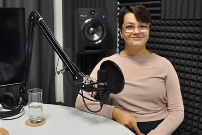 "Jestem dziwną dziewczyną w okularach i z mikrofonem" - mówi dziennikarka Šárka Kabátová w podcaście Voice of Heroine