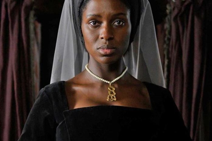 Srebrne płótno kolorowe i ślepe na kolory. Nie tylko o czarnoskórej kobiecie grającej Anne Boleyn