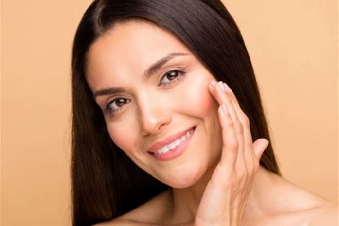 7 wyjątkowo skutecznych wskazówek spowalniających starzenie się skóry