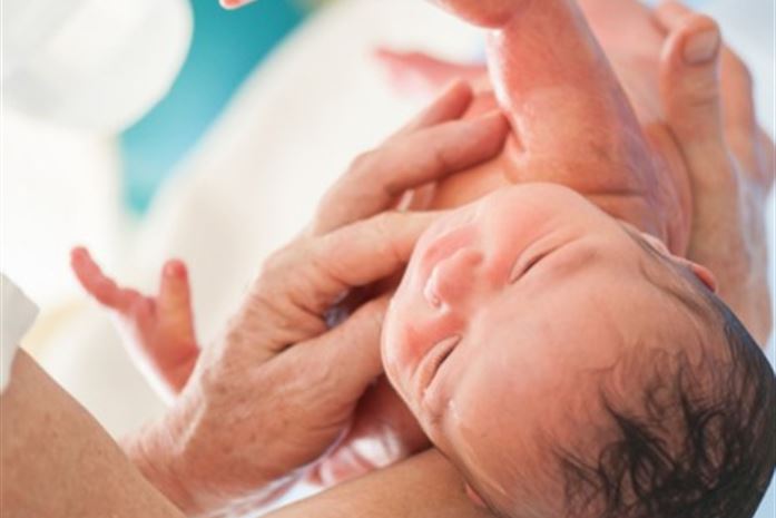 Jak zakończyć przenoszenie traumy porodowej na inne dzieci? Autorytarne praktyki ginekologów to już przeszłość