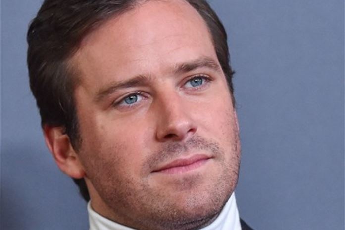 "Jestem kanibalem, chcę cię zjeść". Armie Hammer i przemoc seksualna wśród celebrytów fascynują świat telewizji