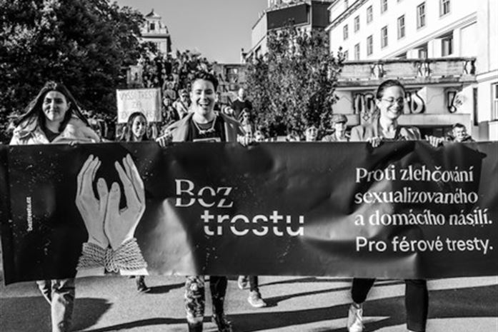 "To nie tylko kwestia kobiet". Młodzi ludzie protestują. Fotorelacja Jany Plavec z marszu przeciwko niskim wyrokom dla gwałcicieli