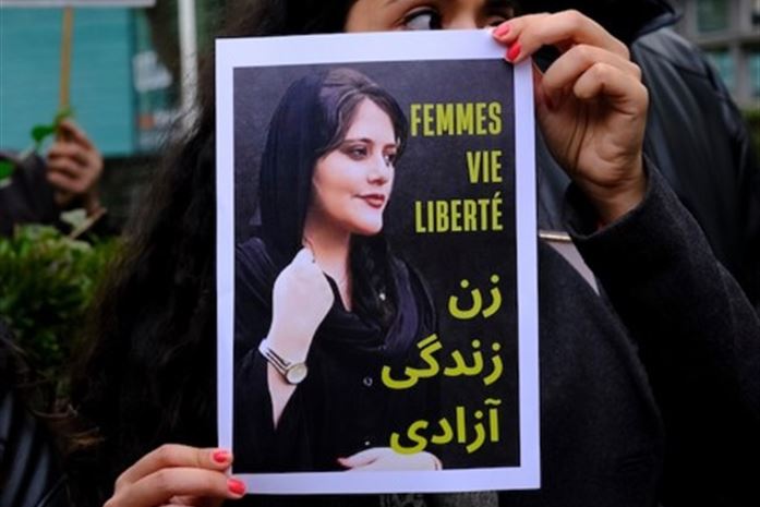Iran: kraj w ruinie. Długo tłumione frustracje wybuchają, kobiety wszystkich pokoleń jednoczą się